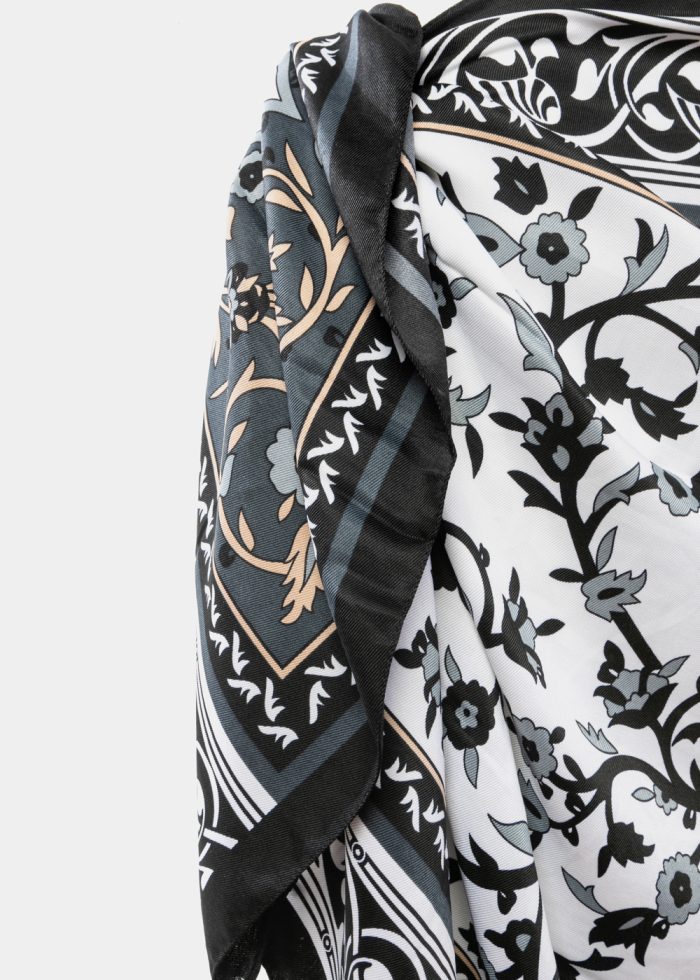 Black pareo w/ vintage floral design - Image 2