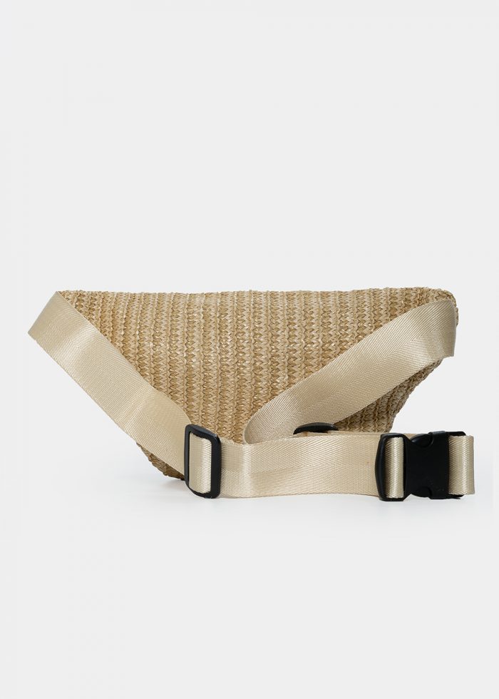 Straw belt bag with shells in beige - Image 2