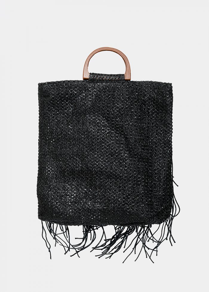 straw bag with fringes in black - Image 2