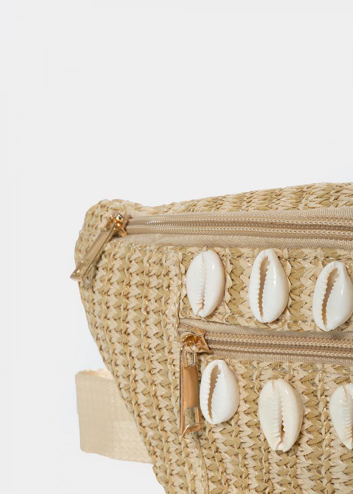 Straw belt bag with shells in beige - Image 3