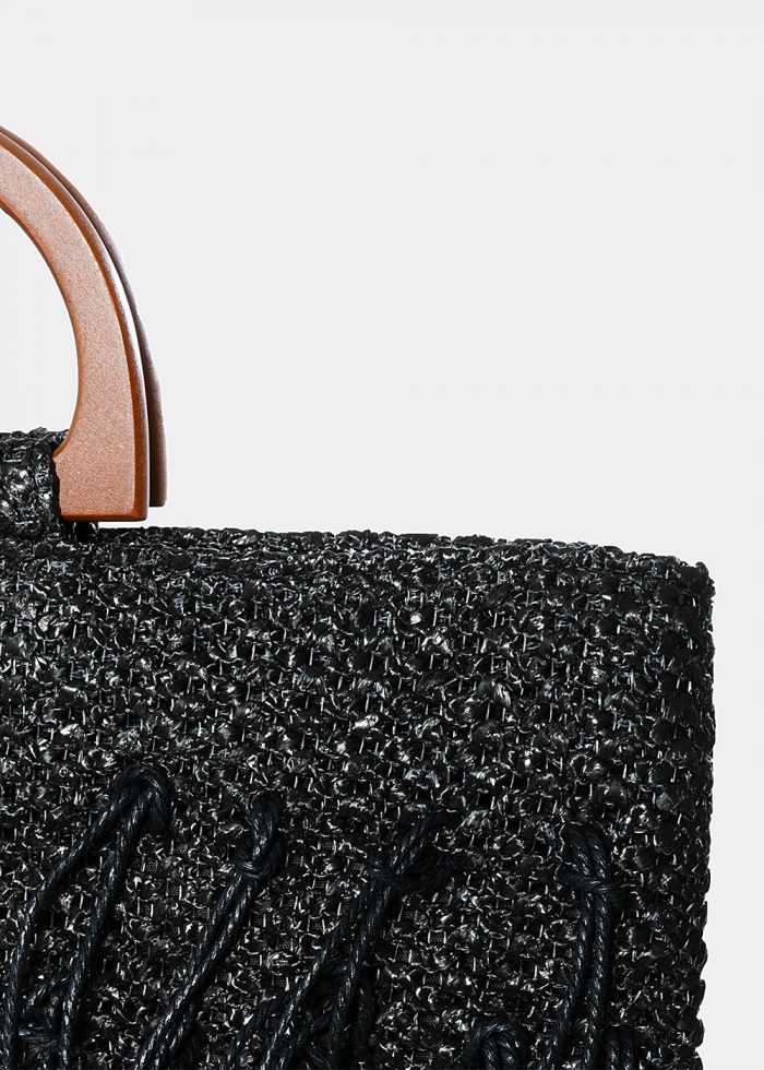 straw bag with fringes in black - Image 3