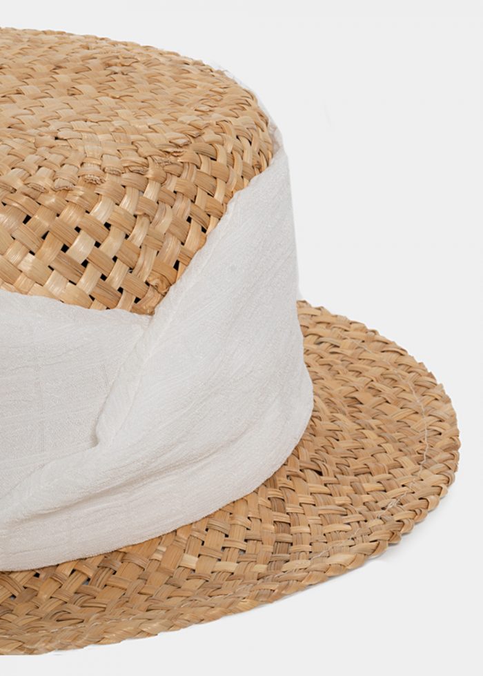 Beige straw hat with white strap - Image 3